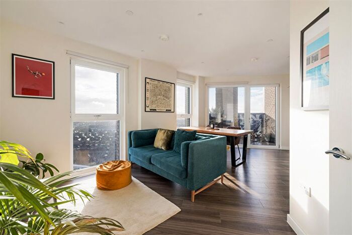 1 Bedroom Flat For Sale In Green Ferry Way, Walthamstow, E17