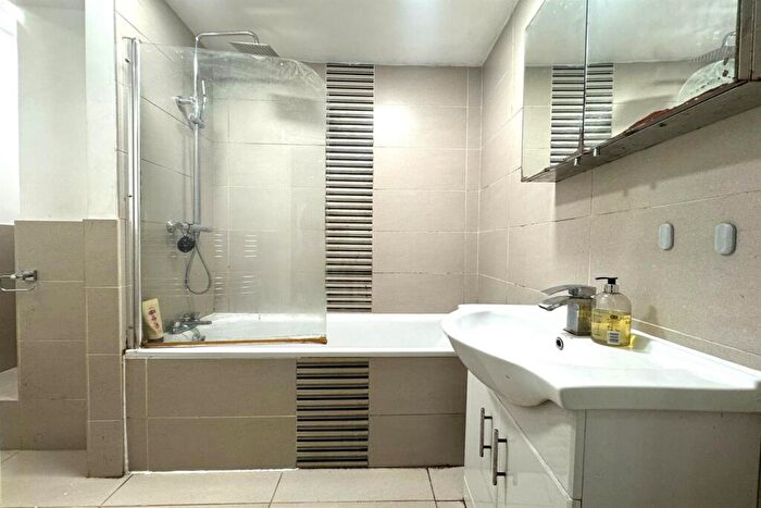 2 Bedroom Apartment To Rent In Mountgrove Road, N5