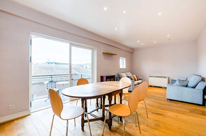2 Bedroom Flat To Rent In Rosebery Court, Clerkenwell, London, EC1R