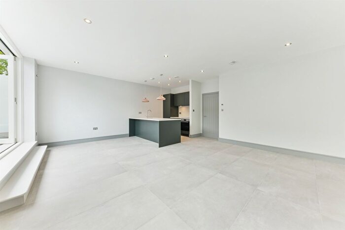 3 Bedroom Flat To Rent In Woodborough Road, London, SW15