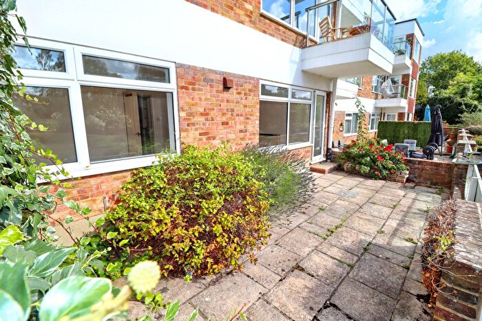 2 Bedroom Flat For Sale In Esher Road, Walton-On-Thames, KT12