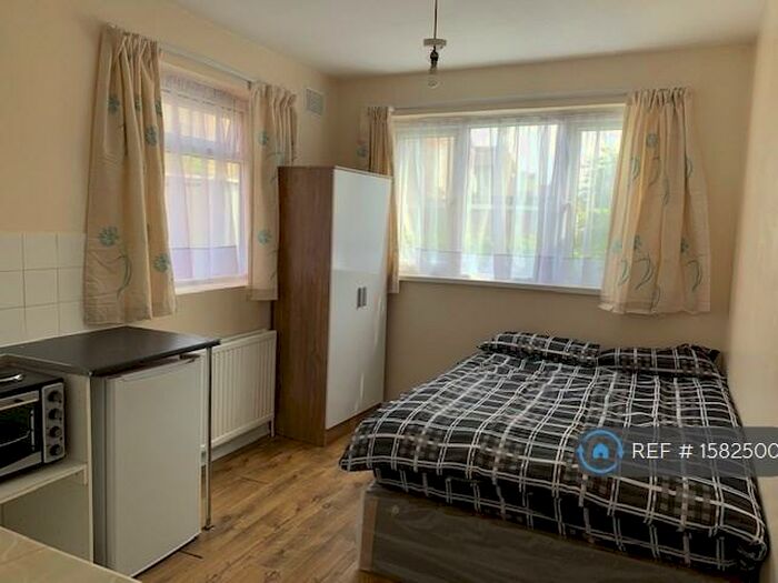 Studio To Rent In Hornsey Park Road, London, N8