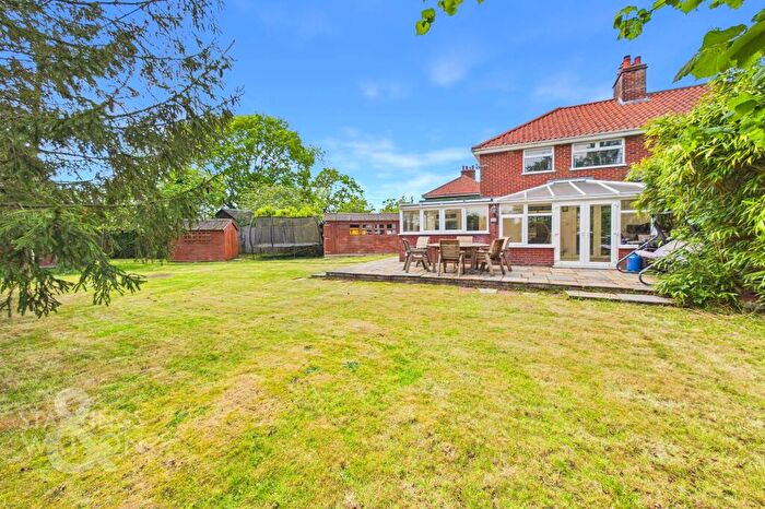 3 Bedroom Semi Detached House For Sale In The Crescent, Hethersett, Norwich, NR9