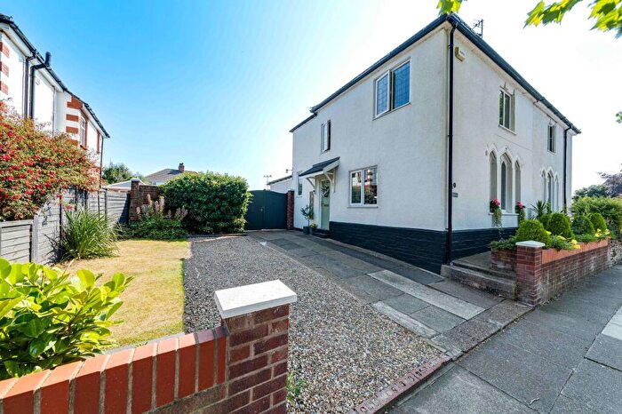3 Bedroom Semi Detached House For Sale In Weelsby Road, Grimsby, DN32