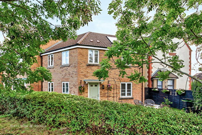 3 Bedroom Town House For Sale In Hidcote Way, Daventry, NN11