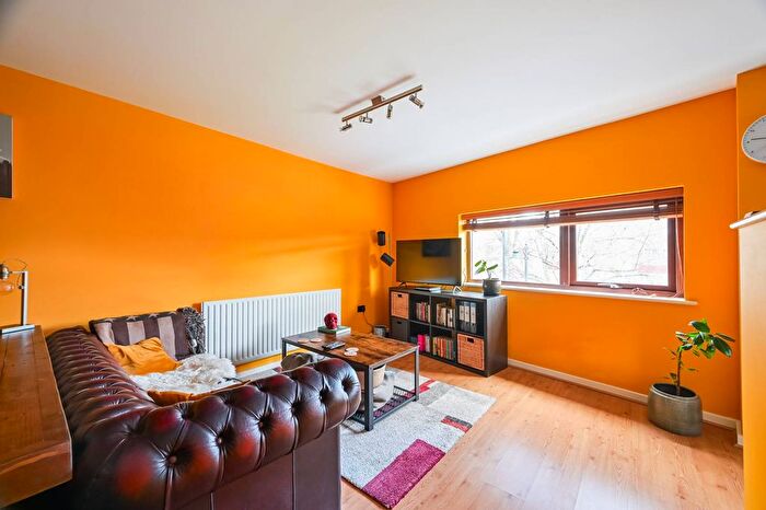 1 Bedroom Flat For Sale In Eden Way, Bow, London, E3