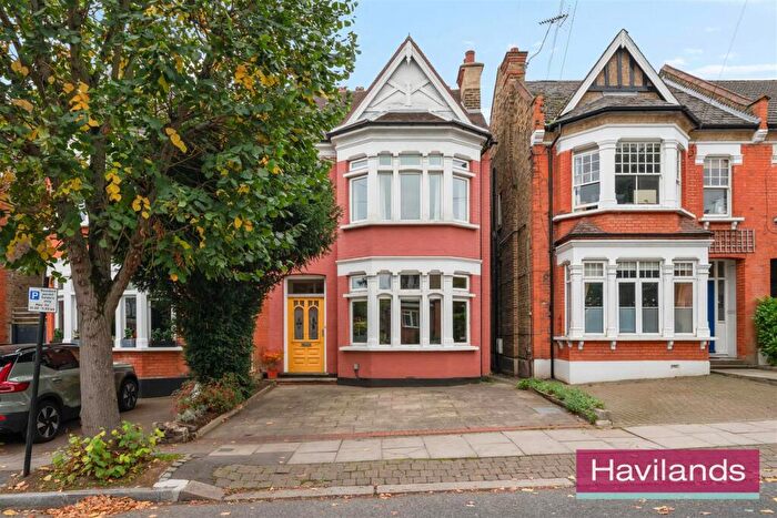 5 Bedroom Semi-Detached House For Sale In Compton Road, London, N21