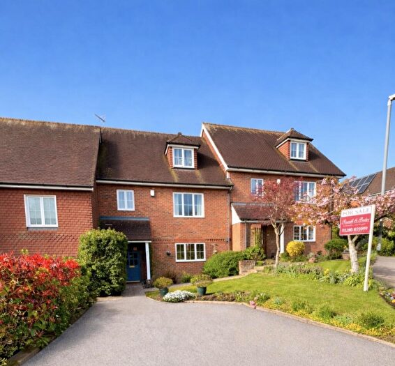 4 Bedroom Town House For Sale In Aris Way, Buckingham, Buckinghamshire, MK18