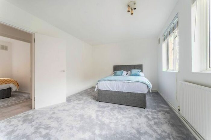 3 Bedroom Flat To Rent In Thorncroft Street, Nine Elms, London, SW8