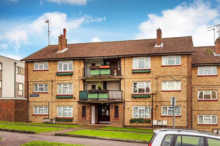 2 Bedroom Flat To Rent In Stonecot Hill, Sutton, Surrey, SM3