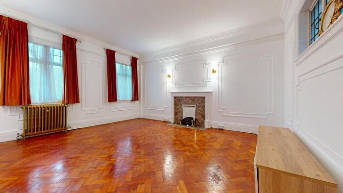 3 Bedroom Flat To Rent In Baker Street, London, NW1
