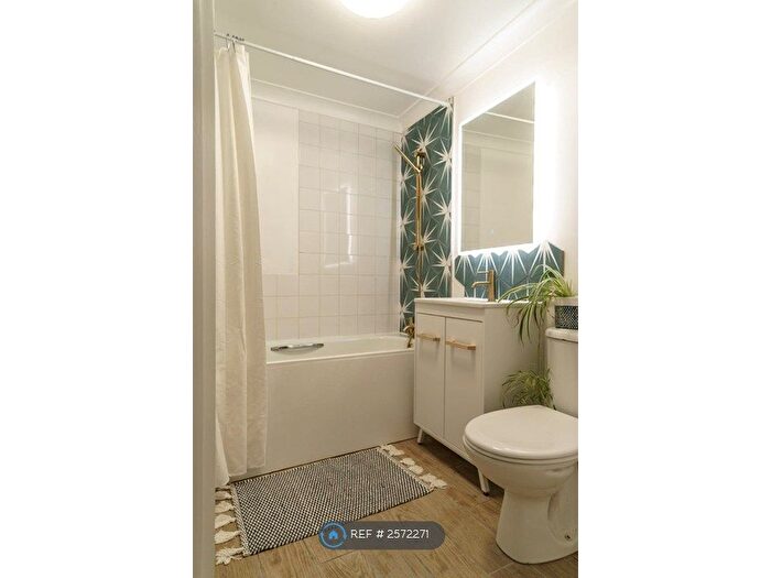 2 Bedroom Flat To Rent In Sea Road, Boscombe, Bournemouth, BH5