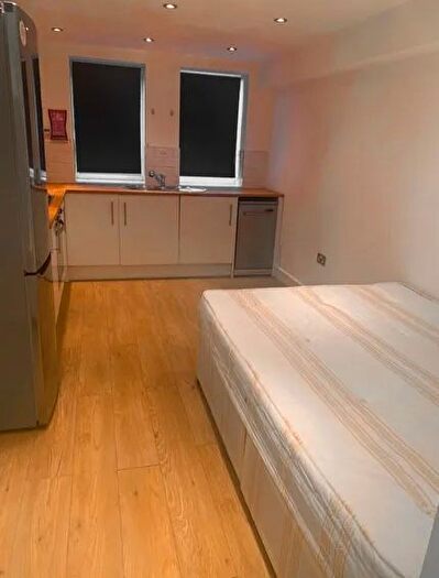 Studio To Rent In Walworth Road, London, SE17