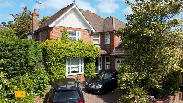 4 Bedroom Detached House For Sale In Alderton Hill, Loughton, IG10