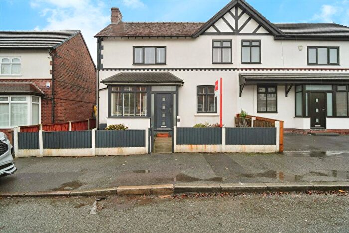 3 Bedroom Semi Detached House For Sale In Holly Avenue, Worsley, Manchester, Greater Manchester, M28