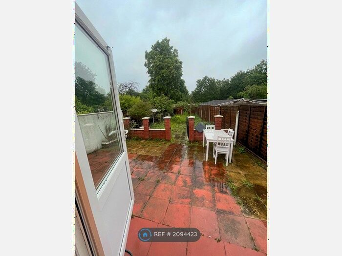 Studio To Rent In Empire Avenue, London, N18