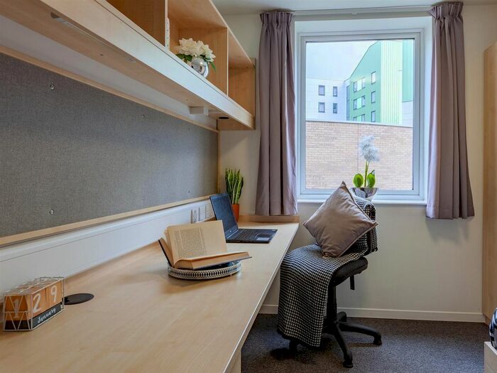 1 Bedroom Flat To Rent In De Walden Way, Bradford, BD7