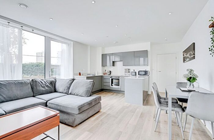 2 Bedroom Flat To Rent In Voyager House, Bridges Court Road, SW11