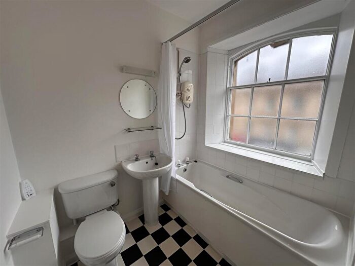 2 Bedroom Flat To Rent In Byram Court, Huddersfield, HD1