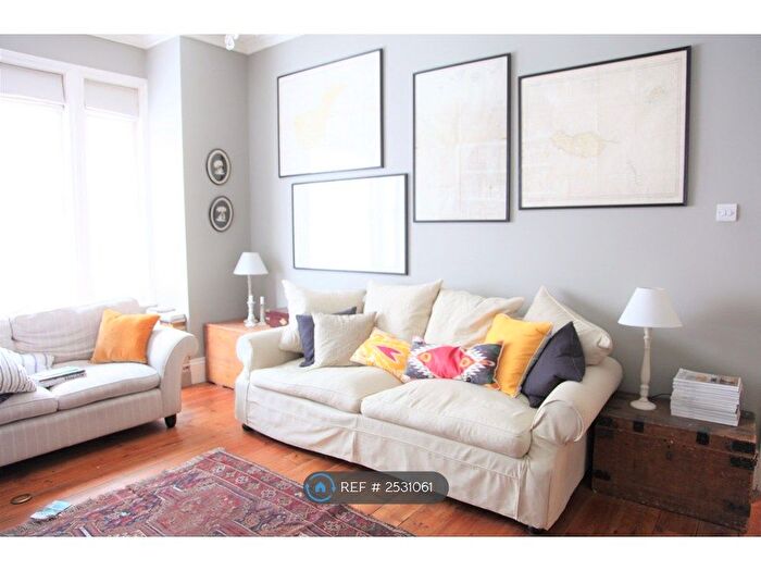 3 Bedroom Flat To Rent In Rowhill Road, London, E5