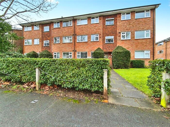 1 Bedroom Flat To Rent In Lovelace Gardens, Surbiton, Surrey, KT6