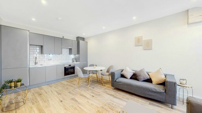 1 Bedroom Flat To Rent In Dawlish Drive, Pinner, HA5