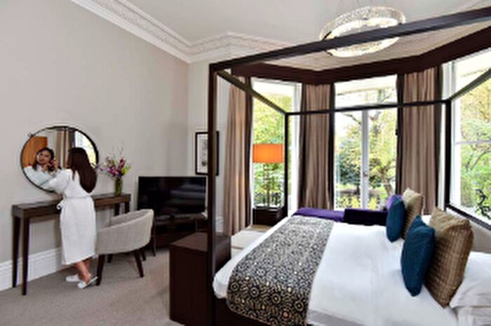 3 Bedroom Flat To Rent In Stanthope Gardeens, London, SW7