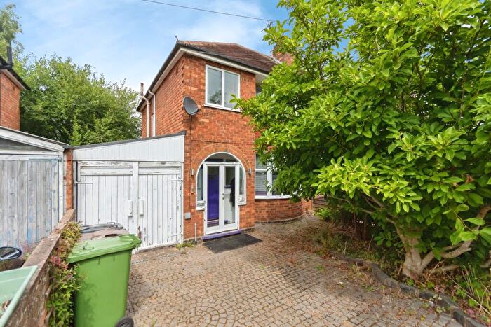 3 Bedroom Semi-Detached House For Sale In Barn Lane, Solihull, West Midlands, B92
