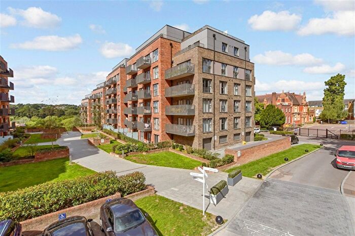 2 Bedroom Flat For Sale In Rosalind Drive, Maidstone, Kent, ME14