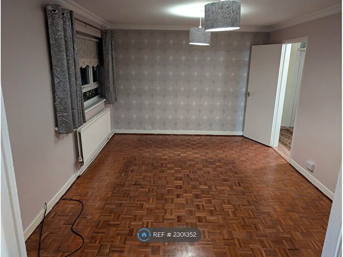 2 Bedroom Flat To Rent In Great Cullings, Romford, RM7
