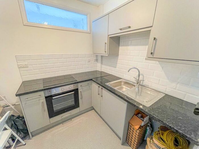 1 Bedroom Flat To Rent In Overend Road, Halesowen, B63