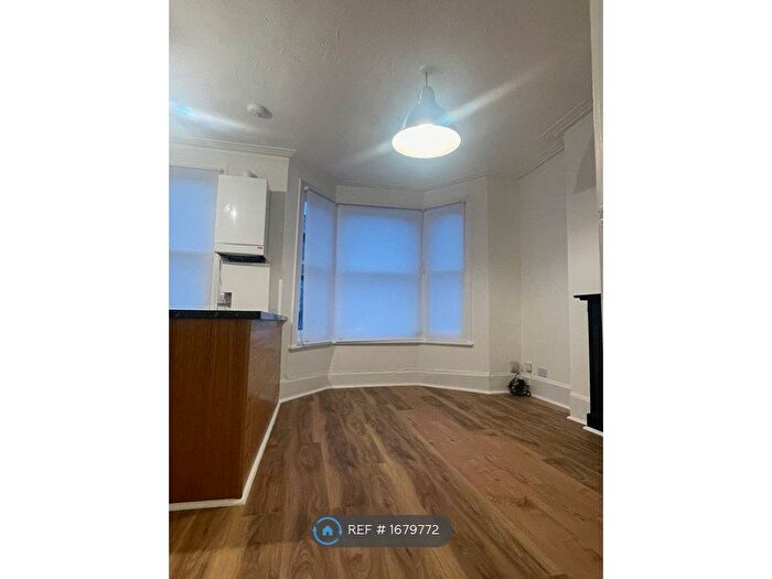 2 Bedroom Flat To Rent In Davisville Road, London, W12