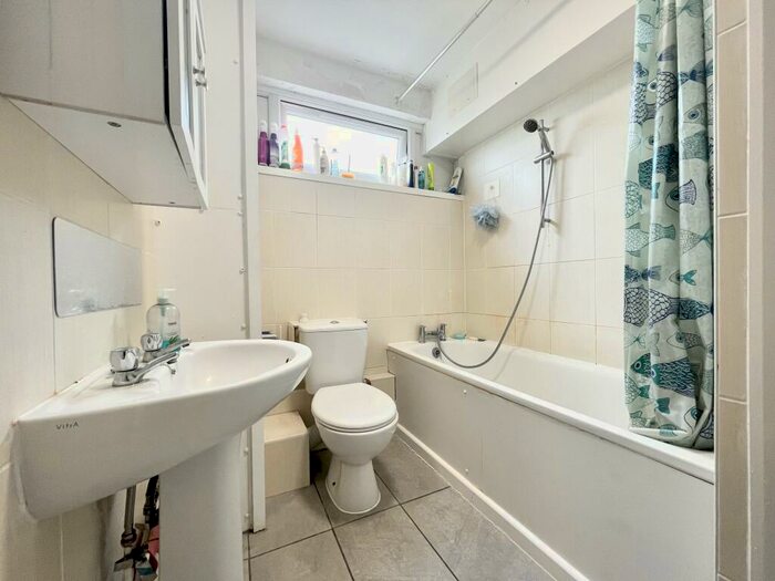 2 Bedroom Flat To Rent In Elgar Lodge, Fair Acres, BR2