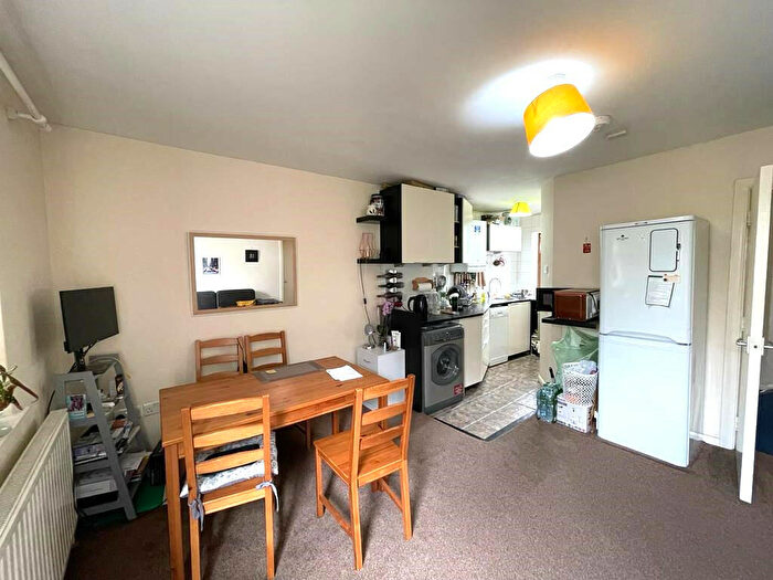 2 Bedroom Apartment To Rent In Double Bedrooms Leytonstone, E11