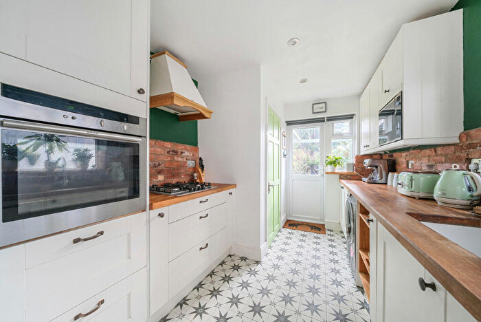 3 Bedroom Terraced House For Sale In Boundary Road, Woking, GU21