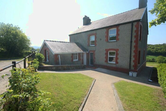 4 Bedroom Detached House To Rent In Maerdy, LL21