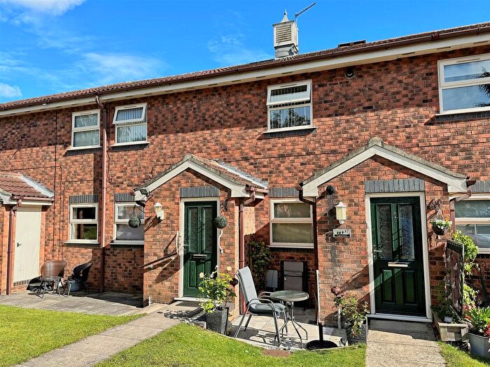 2 Bedroom Flat For Sale In Beverley Road, Willerby, Hull, HU10