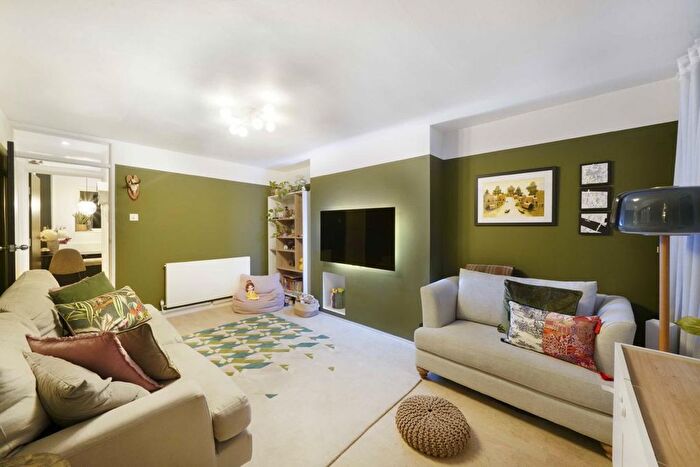 3 Bedroom Flat For Sale In Brick Farm Close, Kew, TW9