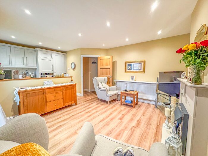 2 Bedroom Semi-Detached Bungalow For Sale In Willow Walk, Hockley, SS5
