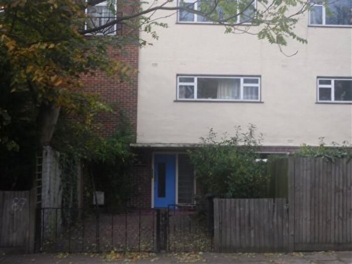 3 Bedroom Flat To Rent In Leigham Court Road, London, SW16