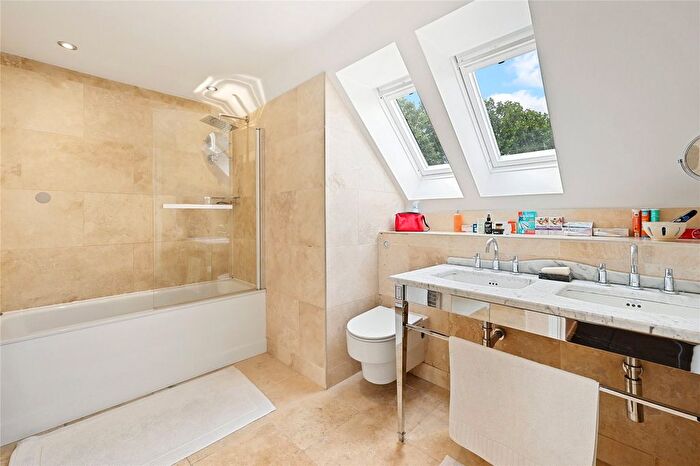 2 Bedroom Maisonette For Sale In Grosvenor Road, London, SW1V