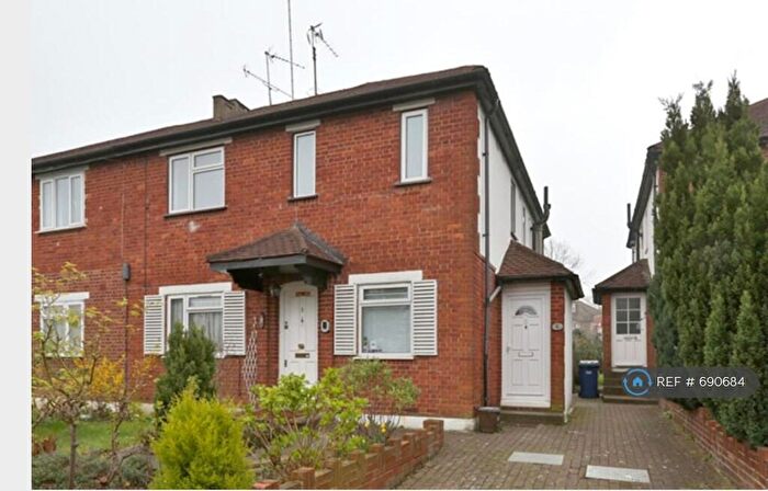 2 Bedroom Maisonette To Rent In Western Court, London, N3