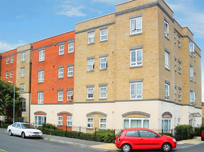 2 Bedroom Flat For Sale In Holyhead Mews, Cippenham, SL1