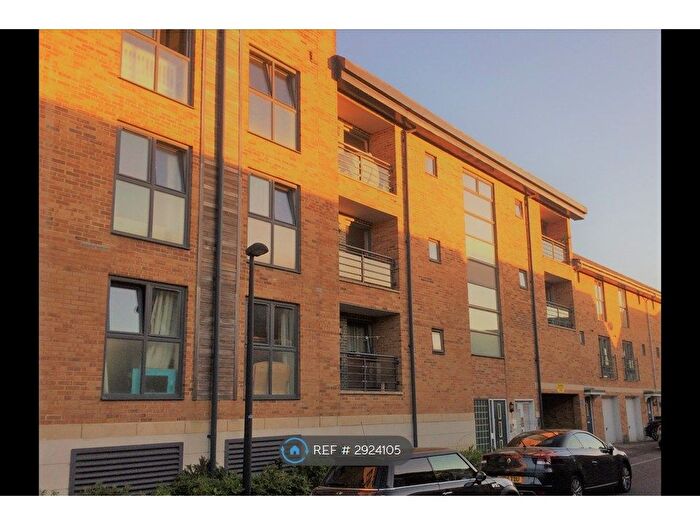 2 Bedroom Flat To Rent In Waterlily Court, Swindon, SN1