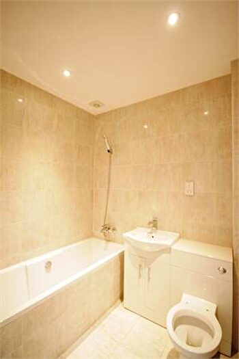 2 Bedroom Flat To Rent In Green Hundred Road, Peckham, London, SE15