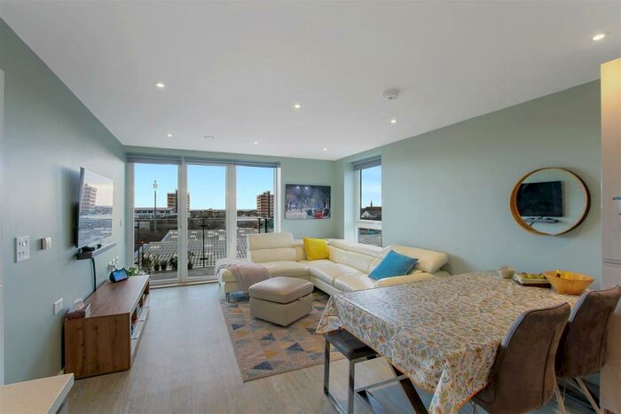 2 Bedroom Flat To Rent In Goldstone Lane, Hove, BN3