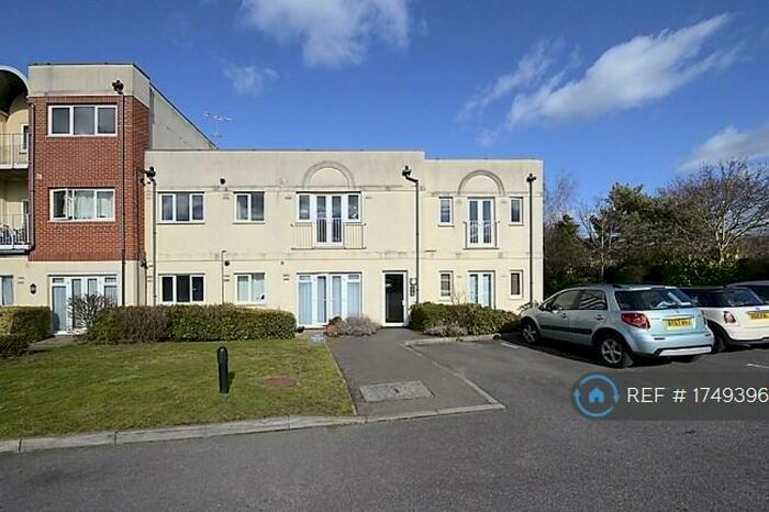 2 Bedroom Flat To Rent In Wolf Lane, Windsor, SL4