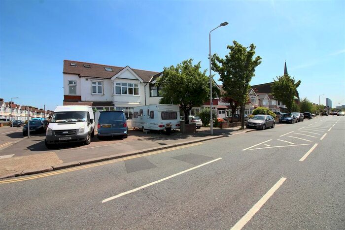 2 Bedroom Flat To Rent In The Drive, Cranbrook, Ilford IG1