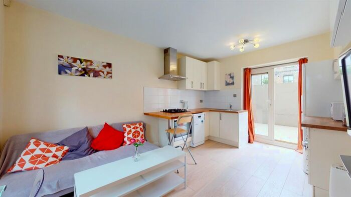 2 Bedroom Flat To Rent In Earls Court Gardens, London, SW5