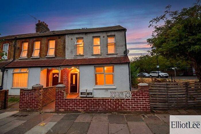 3 Bedroom Flat To Rent In Victoria Road, Southall, UB2